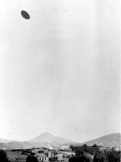 Un objeto no identificado fotografiado sobre el cielo de Málaga en noviembre de 1954.