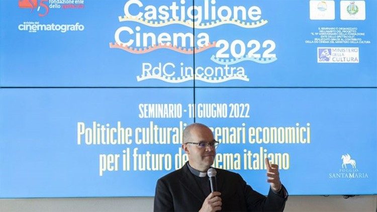 Monsignor Davide Milani introduce il seminario residenziale a Castiglione Cinema 2022