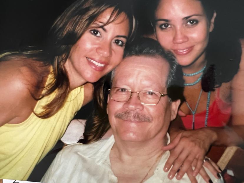 Ivonne and Táyna Rivera Llavona with their father Ángel Rivera
