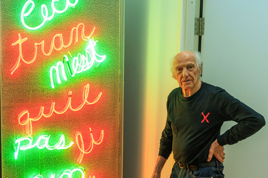 André Fournelle in front of This is not a tranquilizer, created in the 1970s