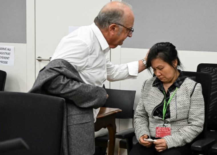 Sophie Le Tan's mother is comforted by the family's lawyer, Me Gerard Welzer, before the start of the trial of the alleged murderer of the young student, Jean-Marc Reiser, on June 27, 2022 in Strasbourg (AFP / Frederick guilder)
