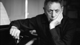 "The sleeping giant of Indian spirituality" according to Philip Glass: The Passion of Ramakrishna inaugurates the Spoleto Festival with the Budapest Festival Orchestra and Iván Fischer.