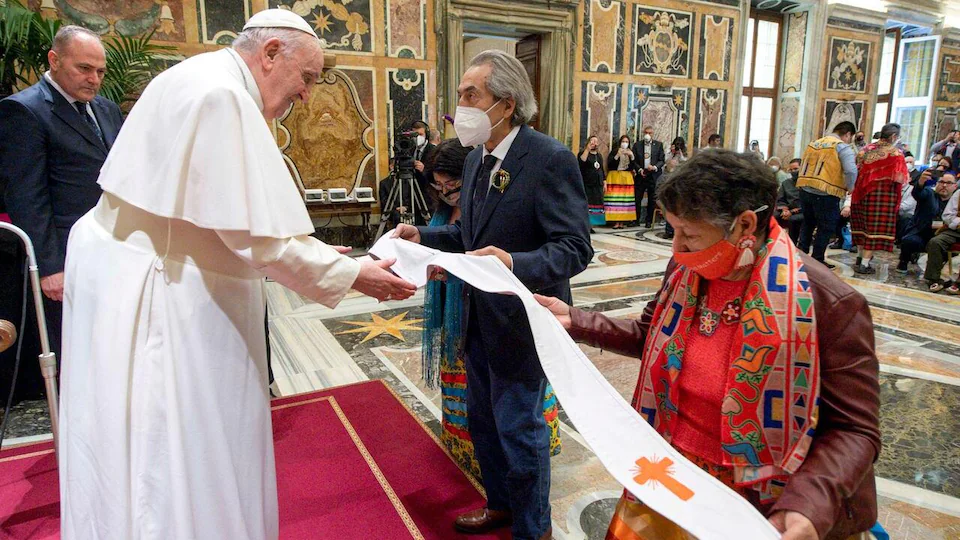 Phil Fontaine and Linda Daniels offer a stole to Pope Francis. 