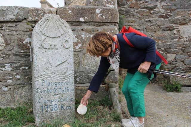 photo the pilgrims have symbolically placed shells at the foot of the kilometer zero marker at the pointe saint-mathieu in plougonvelin.  © west-france