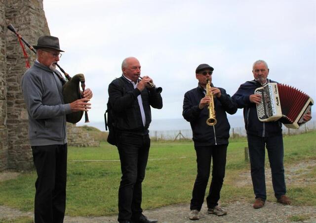 photo at pointe saint-mathieu, the sonerien plougonven group provided music for the departure of the pilgrims.  © west-france