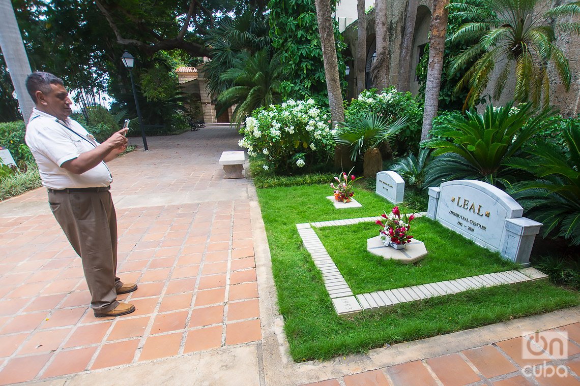 Funerary monument where the ashes of the historian Eusebio Leal Spengler rest and, to his left, those of his mother Silvia Spengler.  Photo: Otmaro Rodríguez.