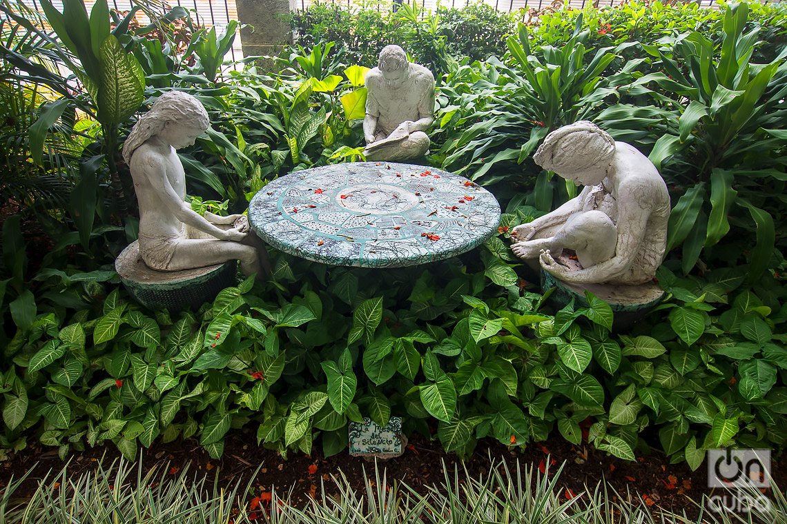 "The table of silence", by Carlos Alberto Rodríguez Pérez, in the Mother Teresa of Calcutta Garden, in Old Havana.  Photo: Otmaro Rodríguez.