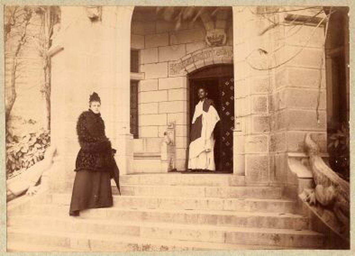 Virginie d'Abbadie and an anonymous Ethiopian in front of Abbadia's porch, in the 1890s.