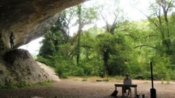 Music in the Dordogne: Bach interpreted by the pianist Cyril Marie under the large shelter of Gorge d'Enfer