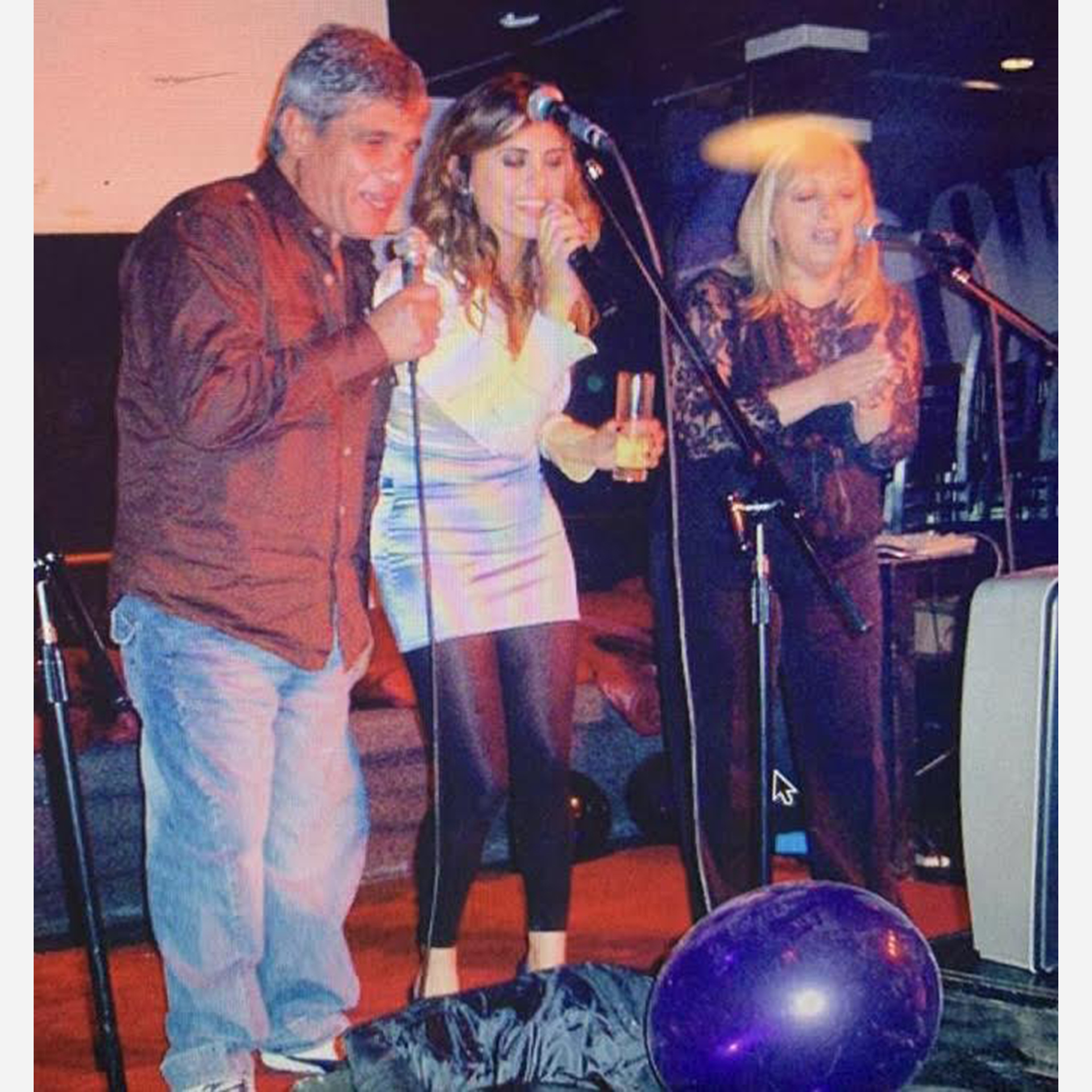Silvina Luna de karaoke con sus padres, Sergio y Roxana, en su cumpleaños 26 (2006, dos años antes de que fallecieran)