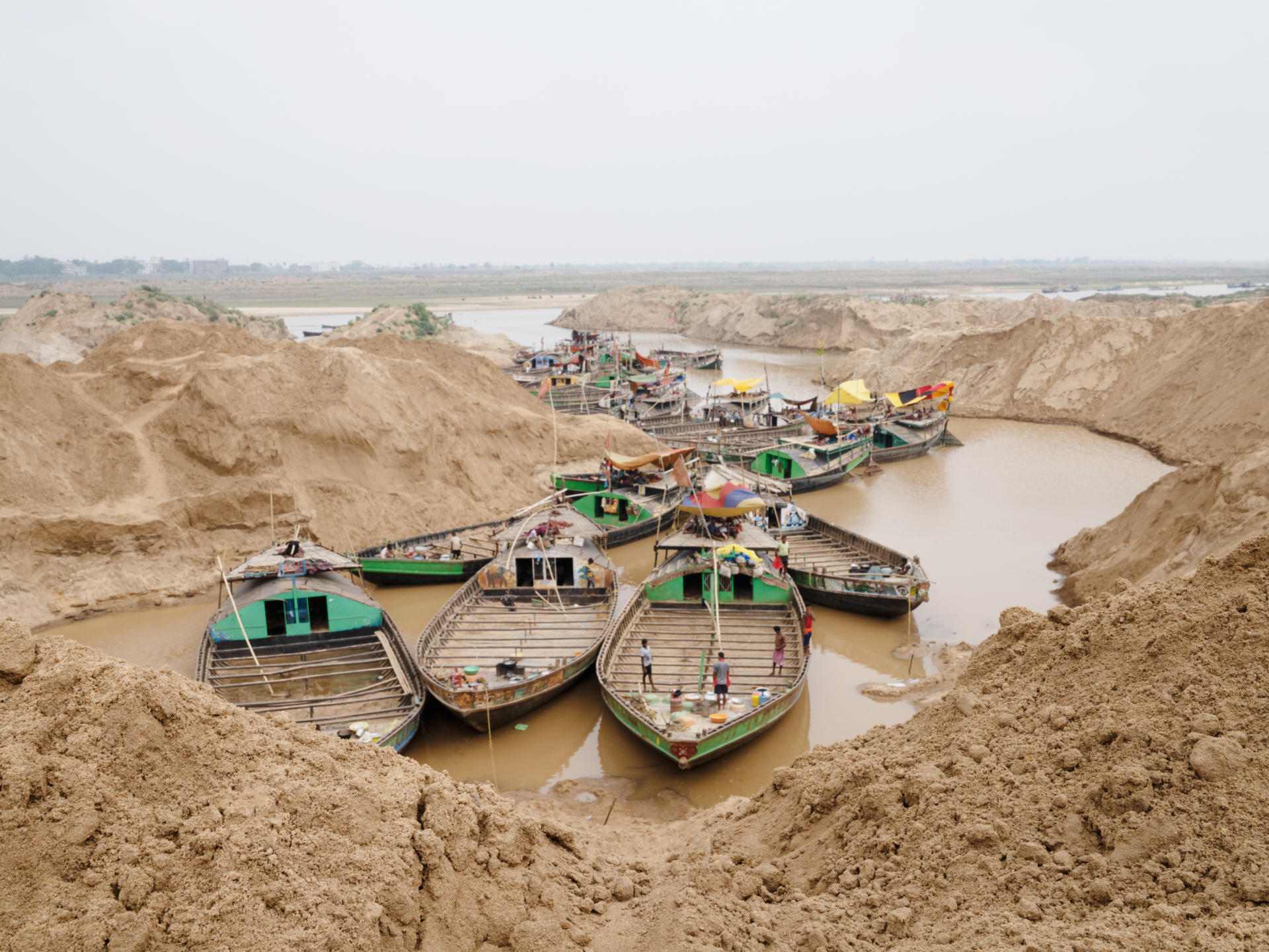 Boats park for several kilometers along the banks of the Son, in the state of Bihar (India), and will soon be filled with this sand, on June 23, 2022.