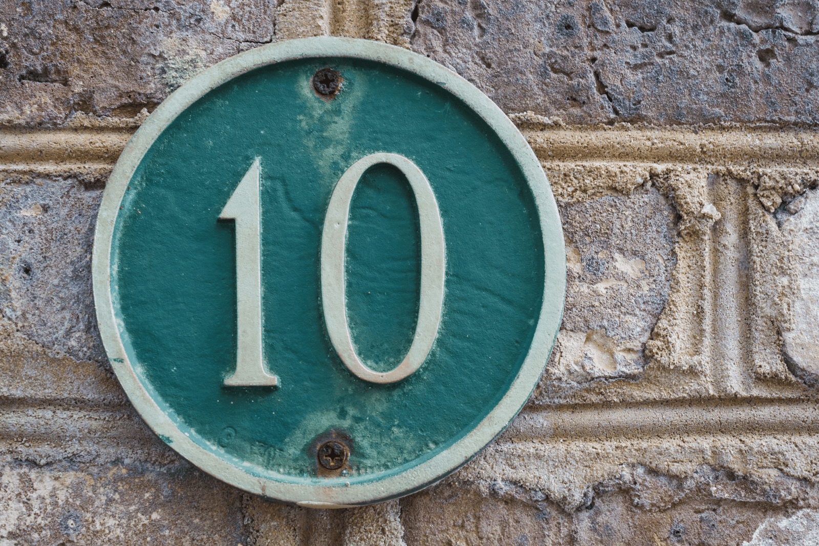 numéro 10 sur le mur de la maison