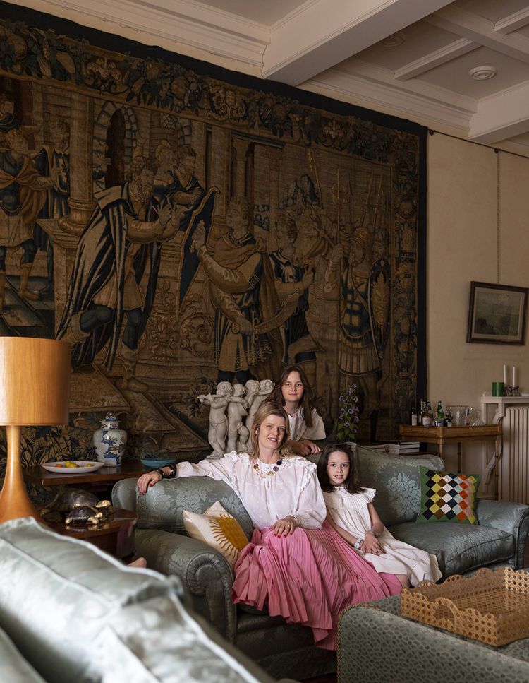 In the living room, Dorothée with her daughters Marie and Céleste, aged 12 and 11.