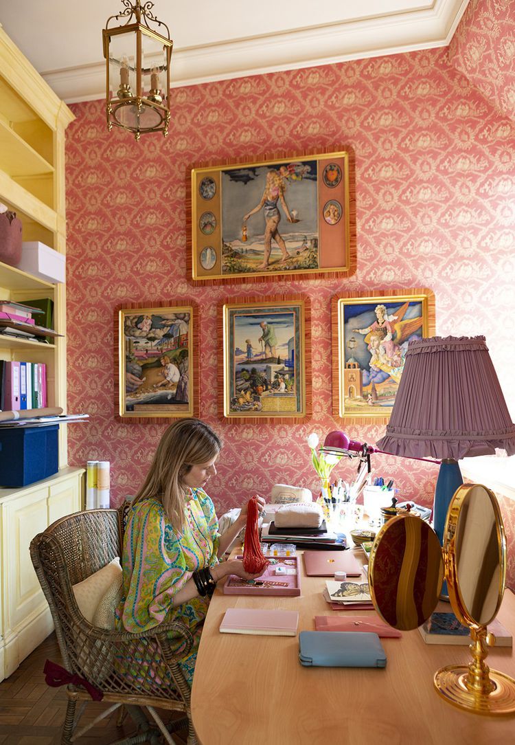 In her office, Dorothée imagines new creations, some of which are made in Florence.  On the wall, paintings by Slawomir Chrystow, with the reinterpretation of “The Birth of Venus” by Botticelli, which served as the brand's visual identity.