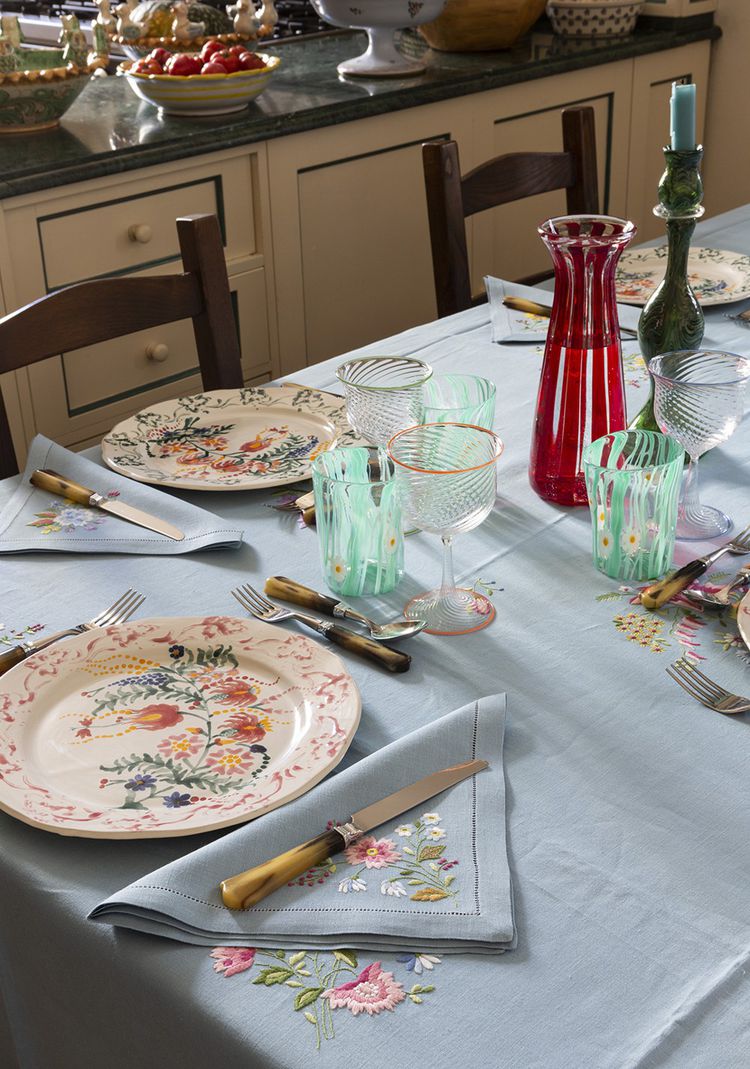 Informal lunch in the kitchen: embroidered tablecloth and napkins from Taf, ceramic plates from Cabana, Giordana Naccari and Campbell-Rey glasses for Laguna B, Laguna B carafe.