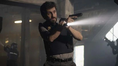 Raúl Arévalo stars in'Santo', a police series that combines action, psychological drama and horror elements.
