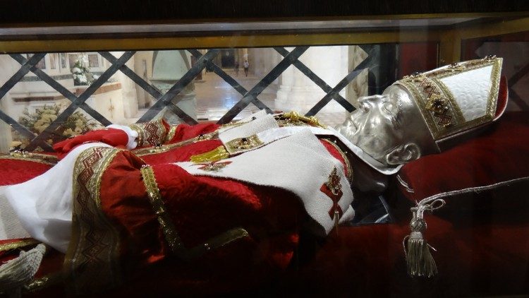 Celestine V dressed with the vestments of the Pope and the pallium of Benedict XVI