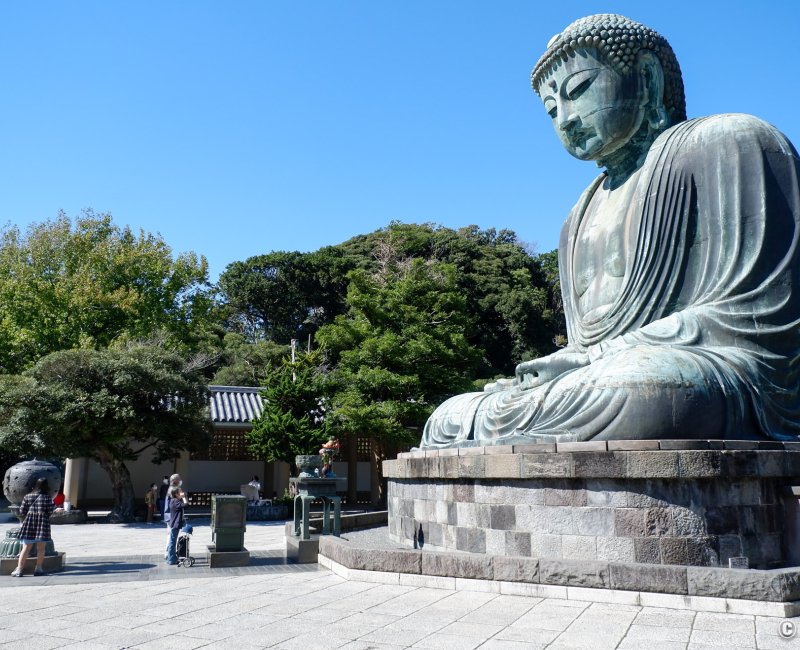 Kotoku-in (Kamakura), fidèles en train de prier devant le Daibutsu