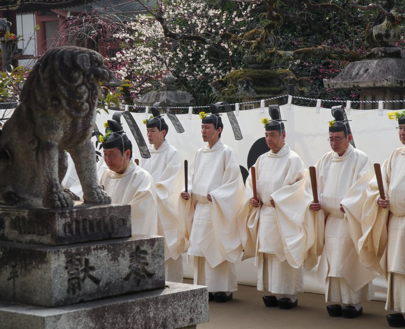 Kitano Tenman-gu (Kyoto), prêtes shinto au cours d'une célébration pendant Ume Matsuri le 25 février