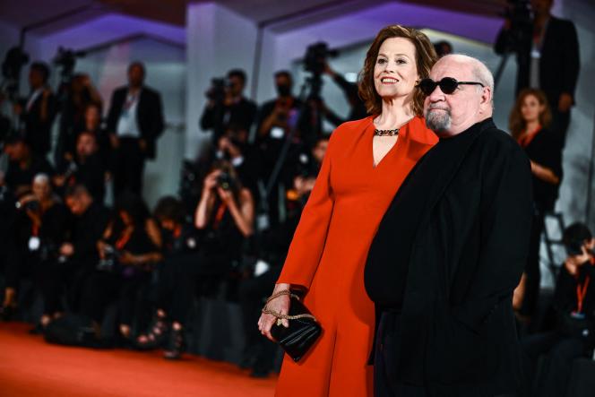 L’actrice Sigourney Weaver et le réalisateur Paul Schrader, le 3 septembre 2022, lors de la projection du film « Master Gardener », à la 79ᵉ Mostra de Venise.
