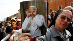 The Vatican opens the debate on the meaning of sainthood: "Is the saint a superhero?"