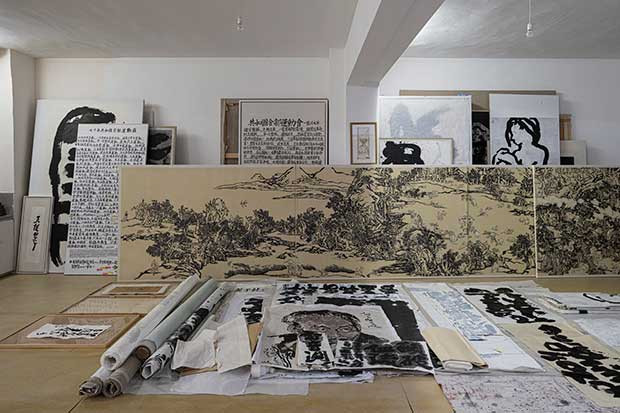 In Country of Movements (2019), Yang Jiechang recorded the political movements of the People's Republic of China in the style of the dazibaos (wall newspapers) of the Cultural Revolution.  ©Manolo Mylonas/Knowledge of the Arts, 2022