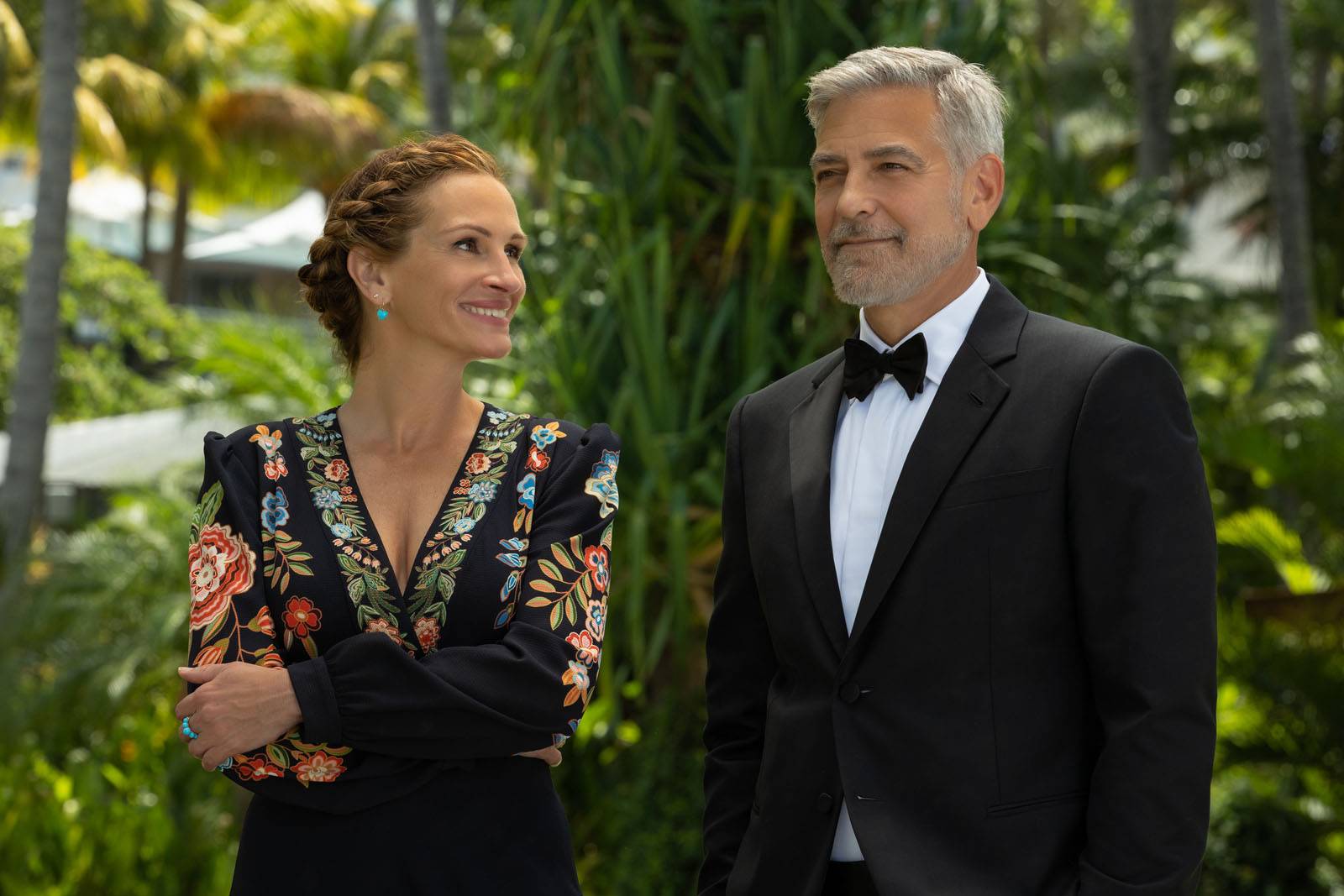 Julia Roberts and George Clooney in "Ticket to Paradise" (2022) by Ol Parker