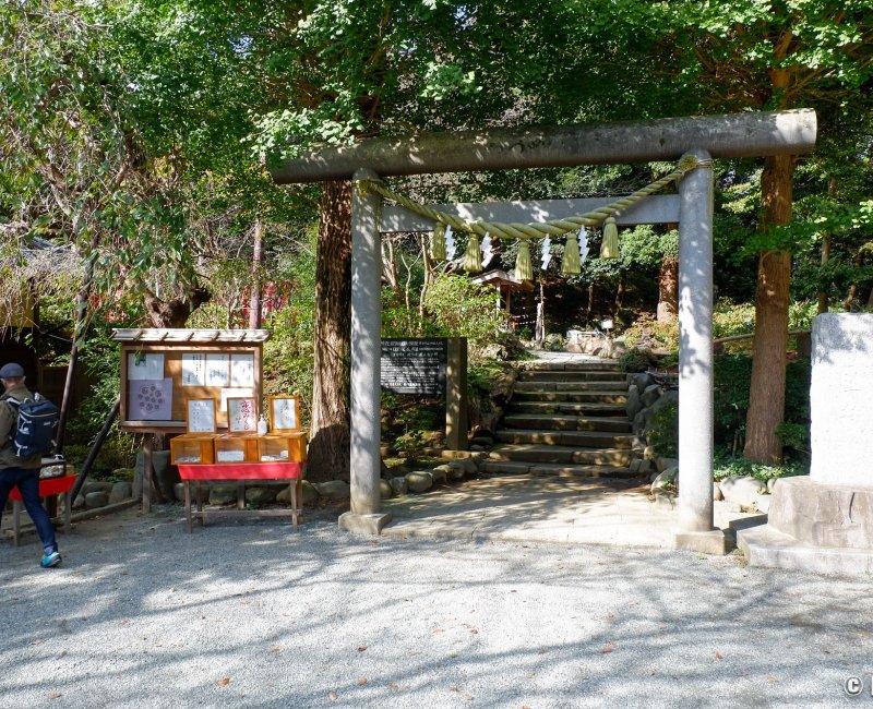 Hike Daibutsu (Kamakura), Kuzuharaoka-jinja shrine along the trail