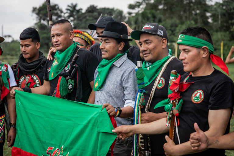 El presidente de la CONAIE, Leonidas Iza (centro), posa junto a integrantes de la guardia indígena del CRIC de Colombia, que formó parte del intercambio de saberes. Foto: Jerónimo Zúñiga / Amazon Frontlines.