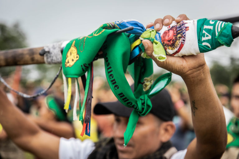 El bastón de mando, decorado con pañuelos y cintas, es el símbolo de fuerza y de la autoridad comunitaria de la guardia indígena. Foto: Jerónimo Zúñiga / Amazon Frontlines.
