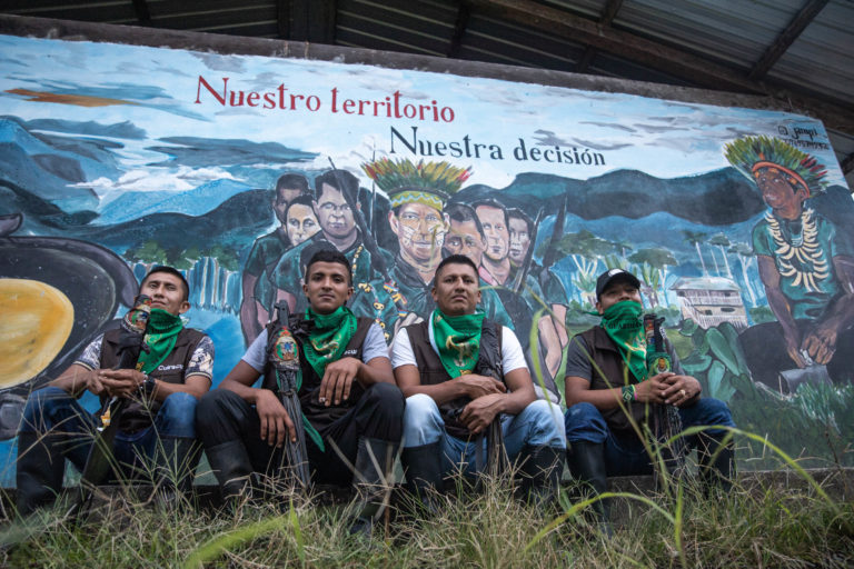 Integrantes de la guardia indígena Siona de las comunidades Wisuya- Buenavista viajaron desde la frontera de Ecuador y Colombia hasta la comunidad A’i Cofán de Sinangoe. Foto: Jerónimo Zúñiga / Amazon Frontlines.