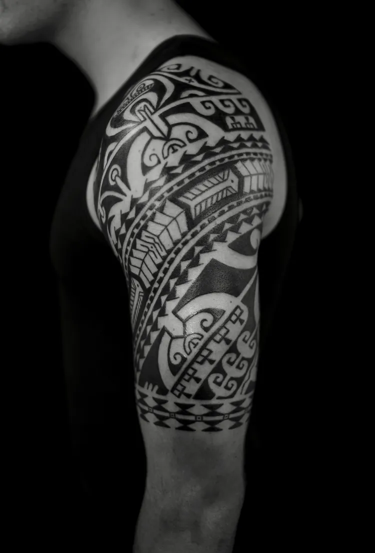 Tattoo 2022 trend biceps man Marquesan tattoo Marquesas Islands Polynesian style