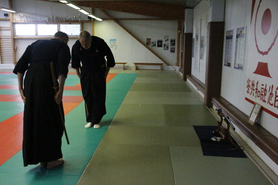 Salvation, an obligatory ritual when entering and leaving the tatami