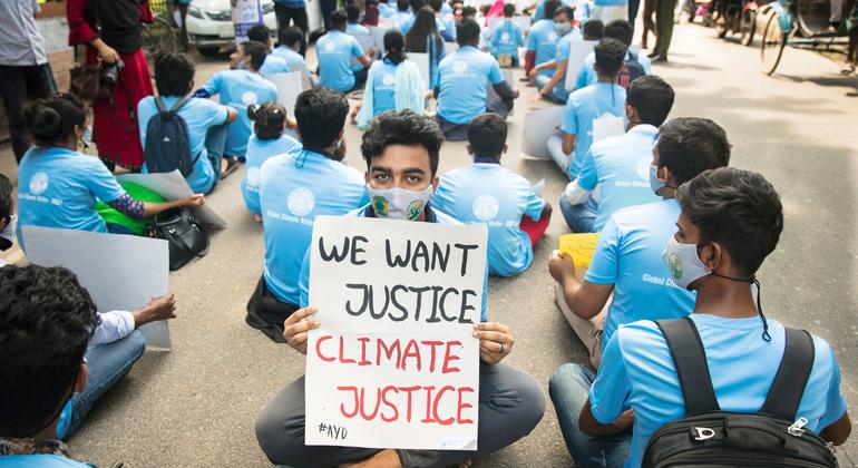Jóvenes activistas se sientan en la calle como forma de protesta en solidaridad con la Huelga Climática Global en Bangladesh.