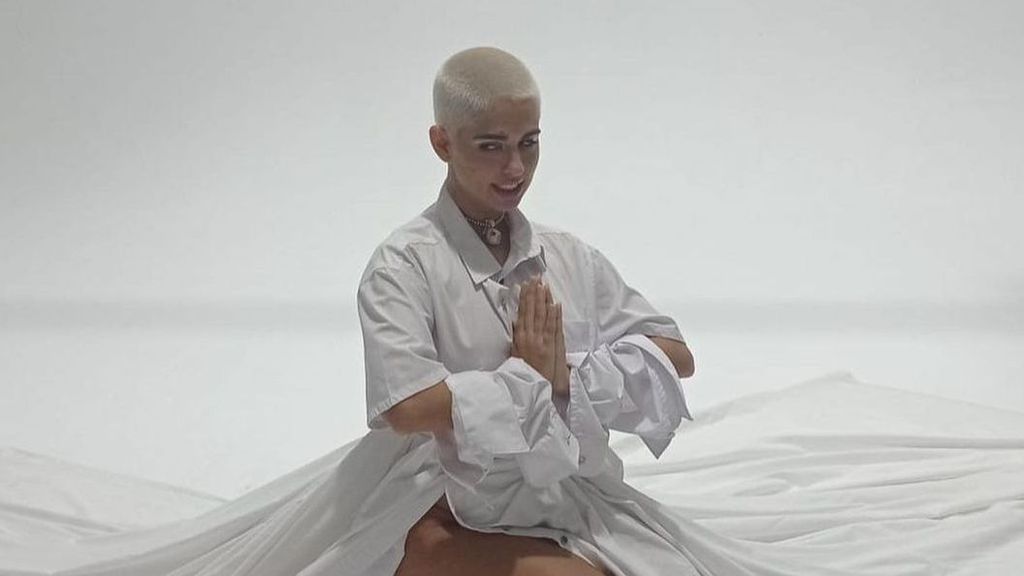 Anaju in the video clip of 'El mal de ojo'