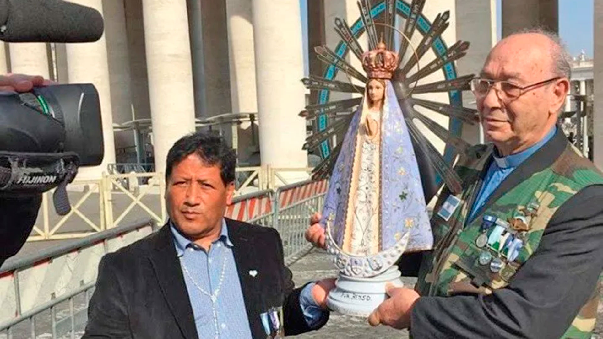 El padre Vicente Martínez Torrens sostiene la imagen de la Virgen de Luján que fue a Malvinas en 1982, restituida en 2019, tras pasar 37 años en una catedral británica