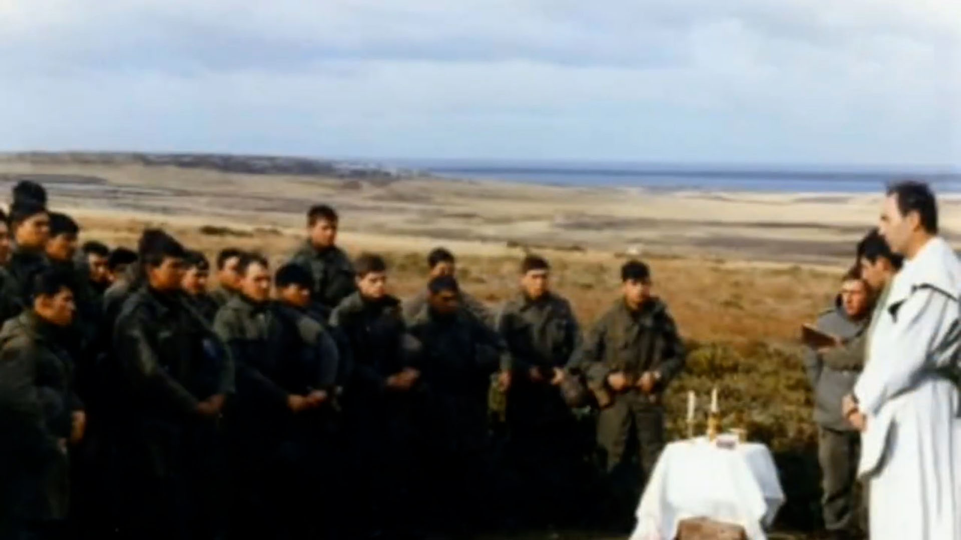 Martínez Torrens oficiando misa en Malvinas