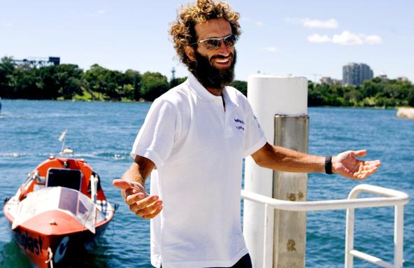 Alex Bellini poco dopo il suo arrivo a Sidney con la speciale barca a remi (foto Epa)