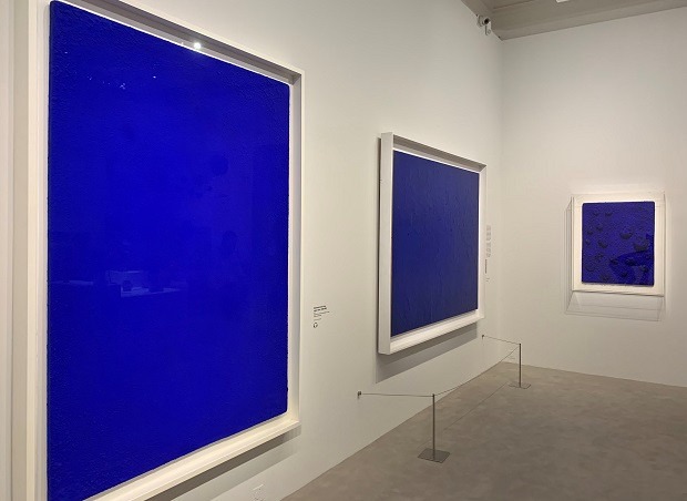 From left to right: Monochrome bleu (IKB 68) (1961), Monochrome bleu sans titre (Godet) (1958) and Fa (Re 31) (1960) by Yves Klein, presented in the exhibition 