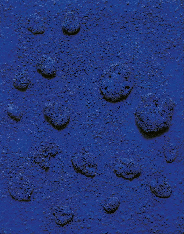 Yves Klein, Fa, (RE 31), 1960, pure pigment and synthetic resin, natural sponges and pebbles on panel, 92 x 73 x 11 cm, private collection © Succession Yves Klein, ADAGP, Paris, 2022