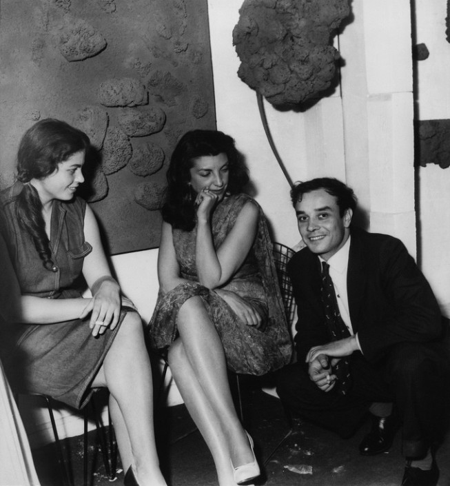 Yves Klein, Iris Clert (centre) and Rotraut Uecker at the opening of the exhibition “Bas-reliefs in a forest of sponges”, Iris Clert gallery, Paris, 1959 Photo ©: All rights reserved © Succession Yves Klein c/o ADAGP, Paris