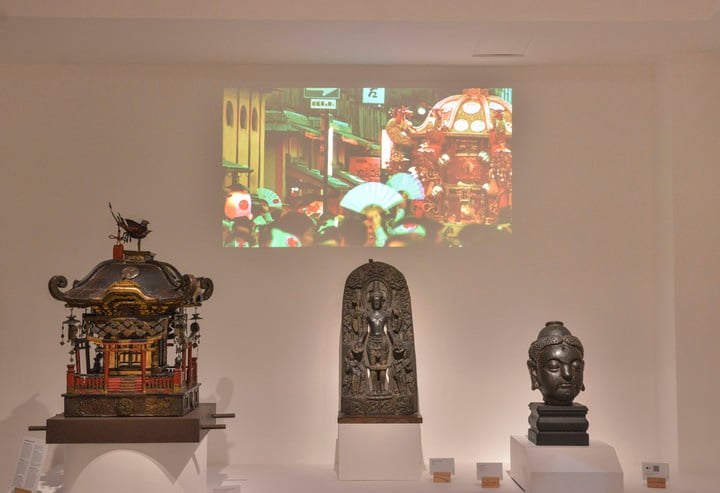 On the right, the Buddha's head that can be touched.  An audio guide explains its composition.  Photo Constance Niscovolos