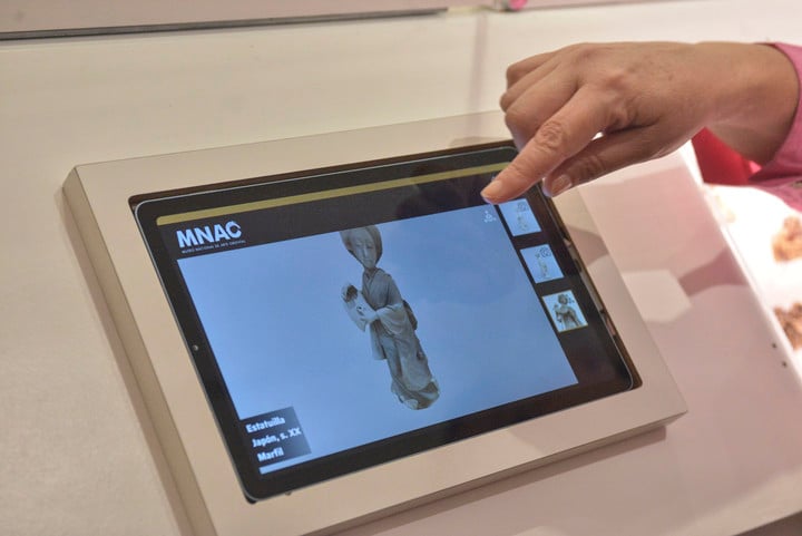 Touch screen that allows to appreciate details of the exhibited figurines.  Photos Constance Niscovolos
