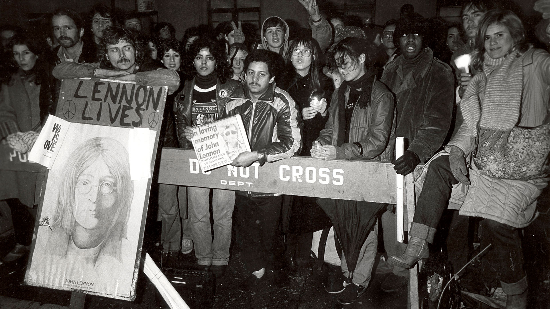 John Lennon fans outside the Dakota building in New York, on the day of his assassination, December 8, 1980 (Photo: Grosby Group)