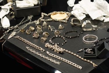 Sa collection unique de bagues, bracelets et chevalières à tête de mort. En exposition à Bruxelles.