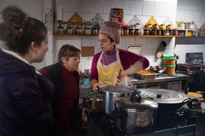 Maite López shows Rosa Campesino and Esther Martín, natives of Brandilanes, the food she is cooking for the Hindu community.