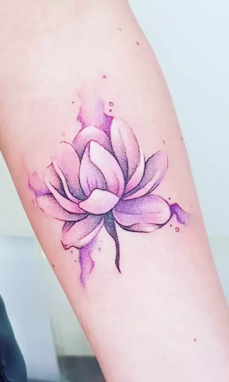 fleur de lotus tatouage poignet