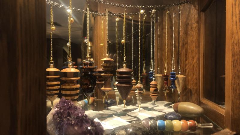 The store is distinguished by a wide range of products, such as, for example, its large number of divinatory pendulums.
