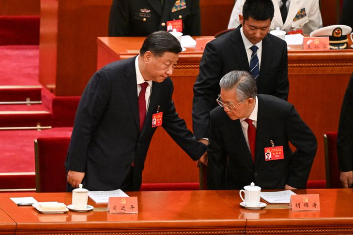 At the CCP congress, Xi Jinping gives himself a thunderous applause