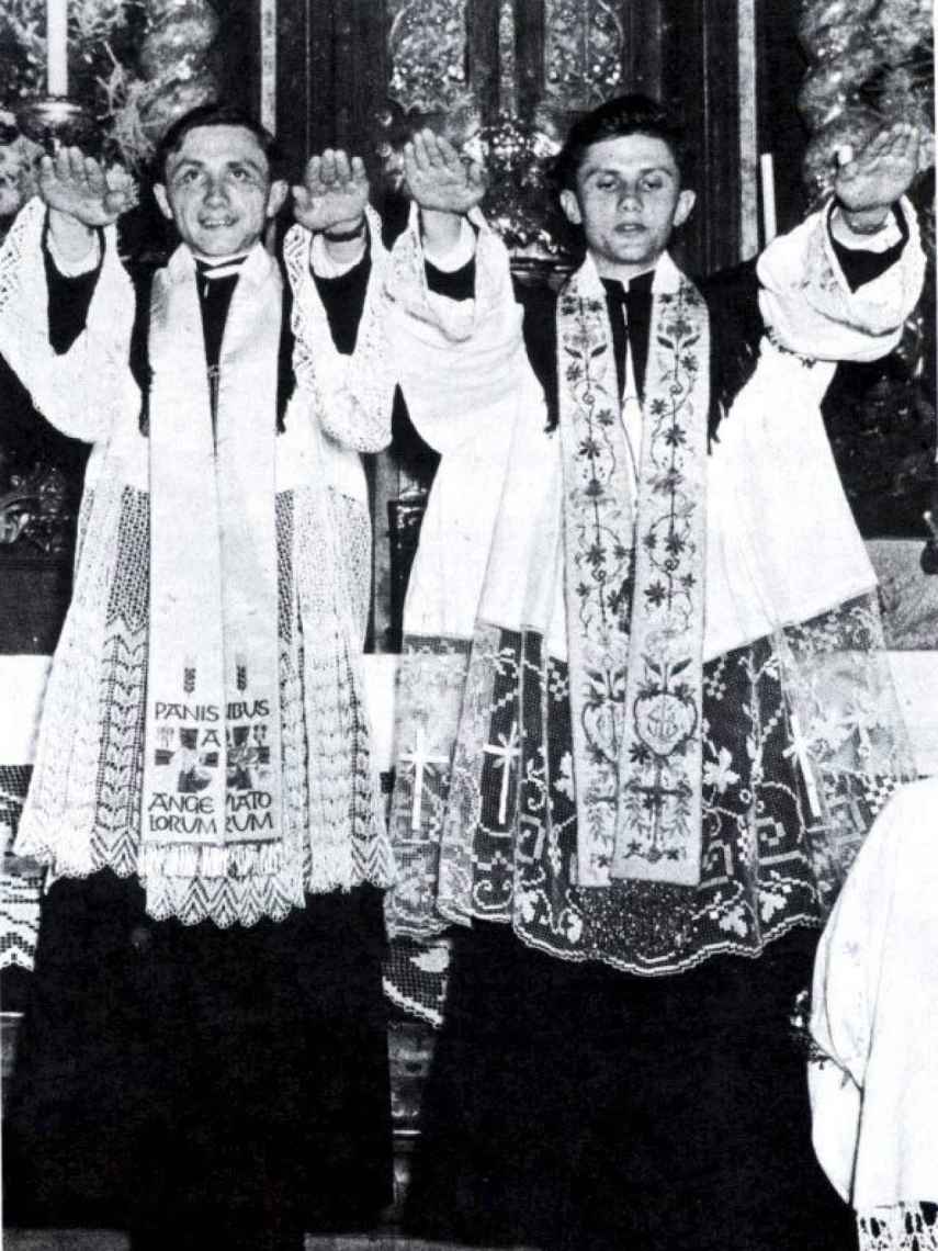 Joseph Ratzinger y su hermano Georg el día de su ordenación sacerdotal en Múnich, el 29 de junio de 1951.
